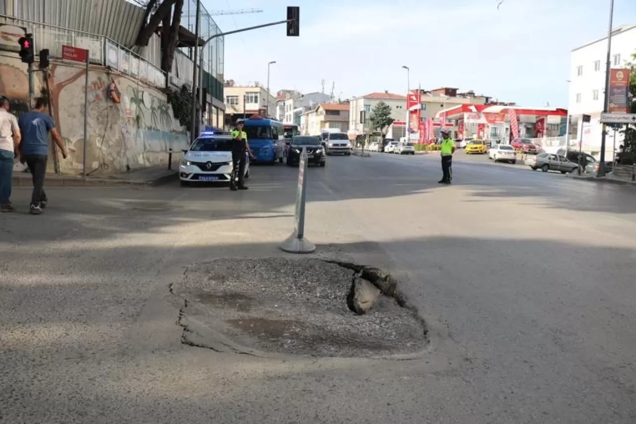 Üsküdar'da Temel Kazısı Panik Yarattı: Su Borusu Patladı, Yol Çöktü!