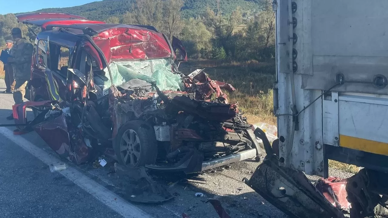 Erzincan'da Korkunç Trafik Kazası: 2 Ölü, 3 Yaralı