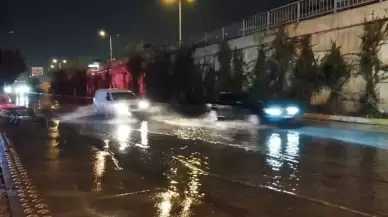 Antalya'da Meteoroloji'den Gelen Turuncu Kod Uyarısı Trafikte Kaos Yarattı