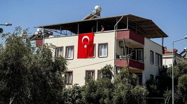 İsrail askerleri tarafından öldürülen Ayşenur Ezgi Eygi’nin evi Türk bayraklarıyla süslendi